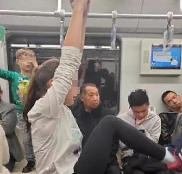 上海地铁外籍儿童站座打闹宛如“窜天猴”，网友：家长去哪了？地铁方发声
