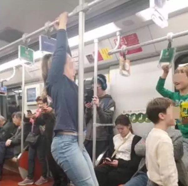 上海地铁外籍儿童站座打闹宛如“窜天猴”，网友：家长去哪了？地铁方发声