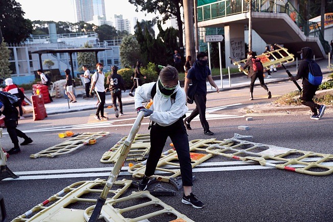 香港市民11日发动「反送中三罢」示威。 图为示威者在黄大仙区街头设置路障，阻塞交通。 (路透)