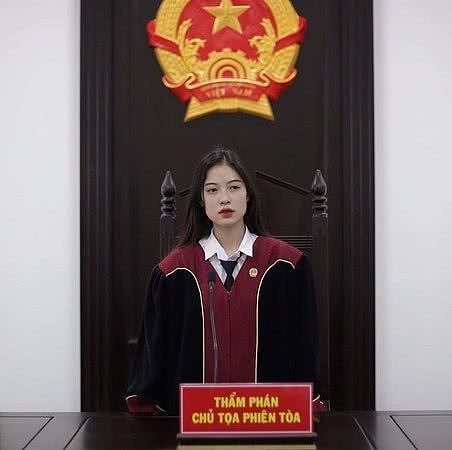 越南女大学生在模拟法庭当法官 因高颜值爆红（组图） - 1