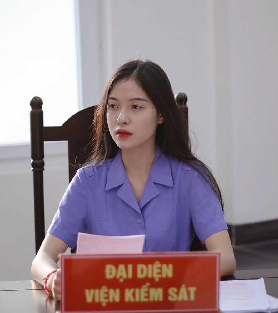 越南女大学生在模拟法庭当法官 因高颜值爆红（组图） - 2