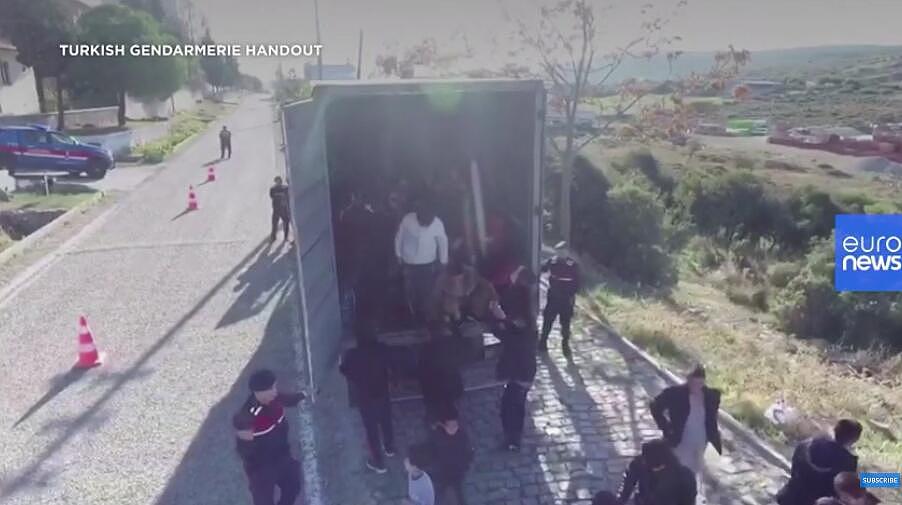 又一起！土耳其截获偷运移民货车，车上82人来自阿富汗（组图） - 1