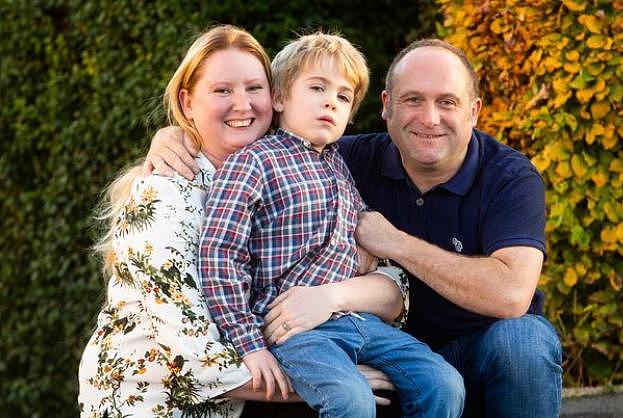 英国男孩3岁患上痴呆，脑中植入芯片后，他奇迹般地认出了父母