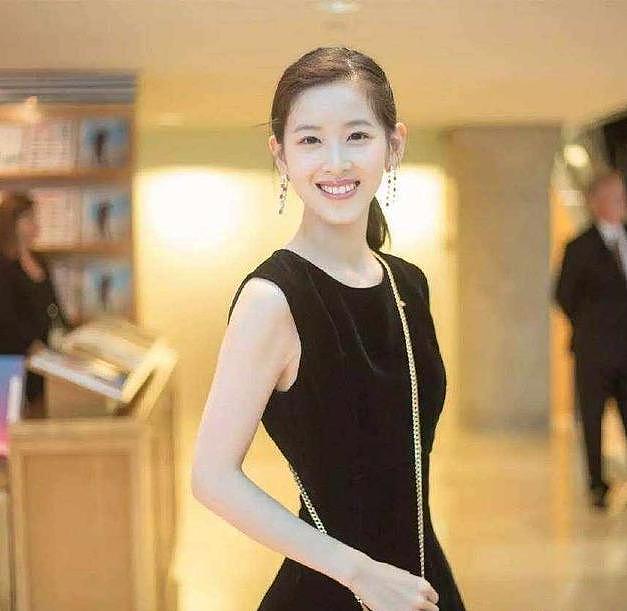 章泽天参加全球顶级投资比赛，职业装颜值爆表，她不只是刘强东背后的女人