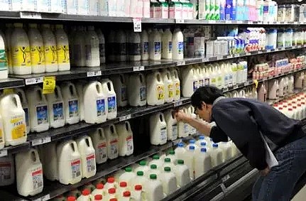 “昆州牛奶也许会从超市下架消失！”澳政府欲挽救乳业，却反把奶农们送上“绝路”！奶农处境艰难，涨价杯水车薪 - 3