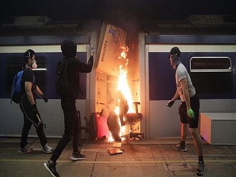 “11·13”暴力示威再升级 港铁车厢遭纵火（组图） - 1