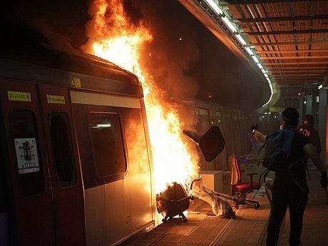 “11·13”暴力示威再升级 港铁车厢遭纵火（组图） - 5