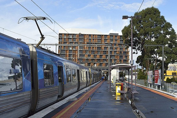 1200px-Glen_Waverley_Railway_Station.jpg,0