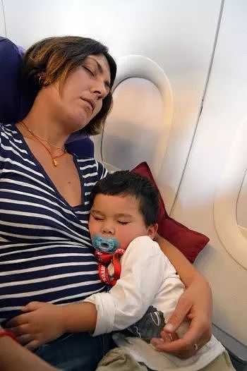 悲剧! 2岁宝宝飞机上猝死 航班紧急迫降加拿大 带娃坐飞机千万注意这个（组图） - 3
