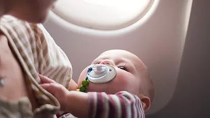 悲剧! 2岁宝宝飞机上猝死 航班紧急迫降加拿大 带娃坐飞机千万注意这个（组图） - 9