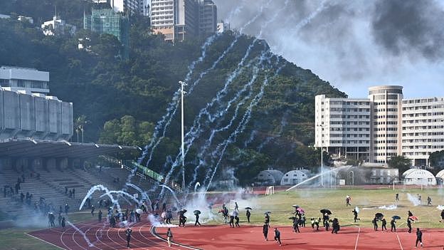 警方周二在香港中文大学校园与示威者冲突，多枚催泪弹跌进校园。