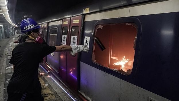 示威者投掷汽油弹进入地铁车厢。