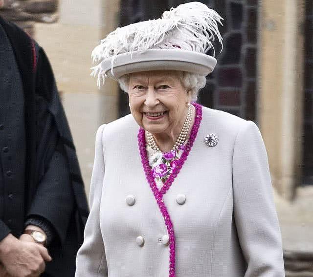 梅根已告知英女王不会一起过圣诞，英媒：她让全世界看王室的难堪