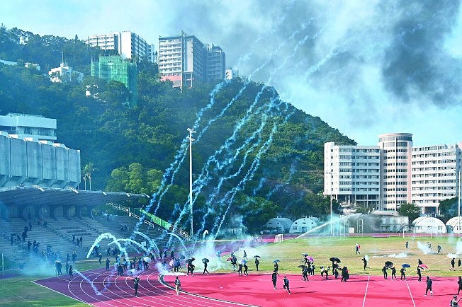 香港警方12日在香港中文大学对抗议者发射催泪弹。 (Getty Images)