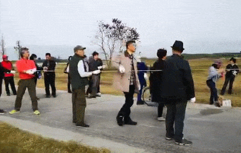 杭州有人放飞巨龙风筝，多名成年男子被带离地面！最后惊险一幕：挂上了高压线（视频/组图） - 3