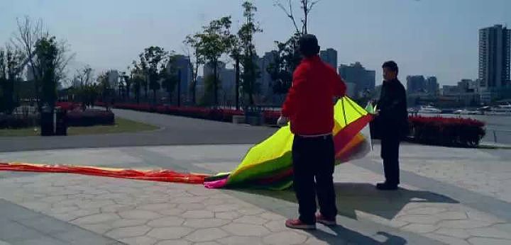 杭州有人放飞巨龙风筝，多名成年男子被带离地面！最后惊险一幕：挂上了高压线（视频/组图） - 11