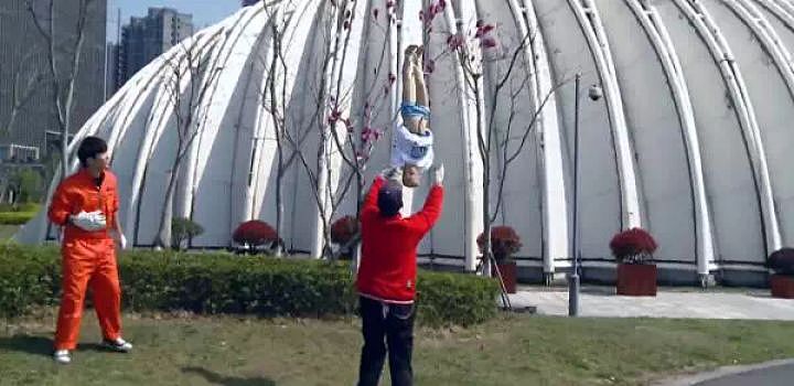 杭州有人放飞巨龙风筝，多名成年男子被带离地面！最后惊险一幕：挂上了高压线（视频/组图） - 15