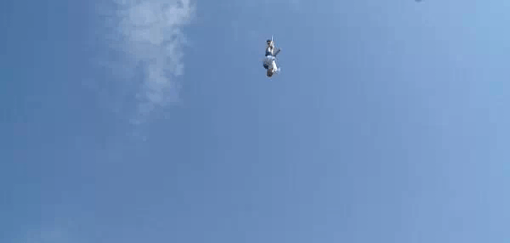杭州有人放飞巨龙风筝，多名成年男子被带离地面！最后惊险一幕：挂上了高压线（视频/组图） - 16