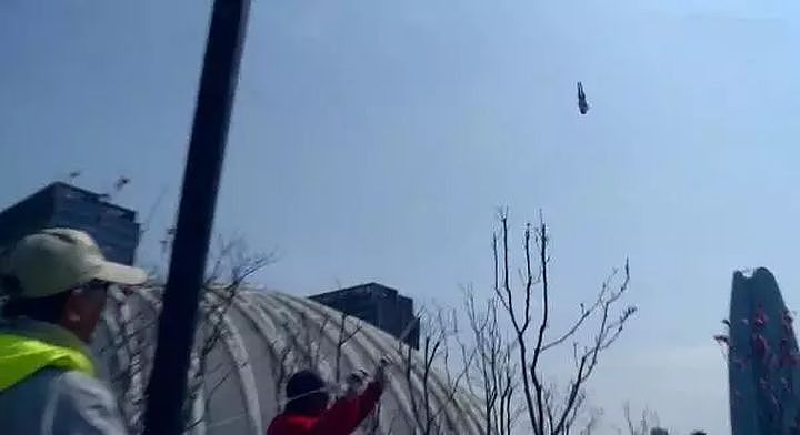 杭州有人放飞巨龙风筝，多名成年男子被带离地面！最后惊险一幕：挂上了高压线（视频/组图） - 17