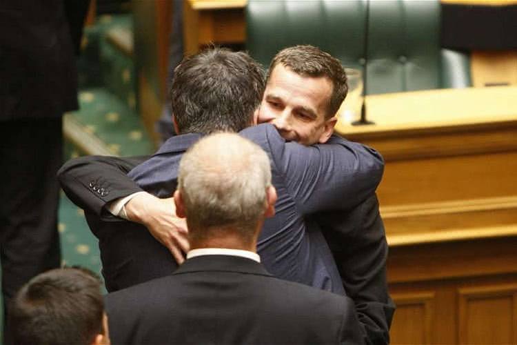 新西兰议会通过安乐死法案！抗议者：帮助我们活着而不是死