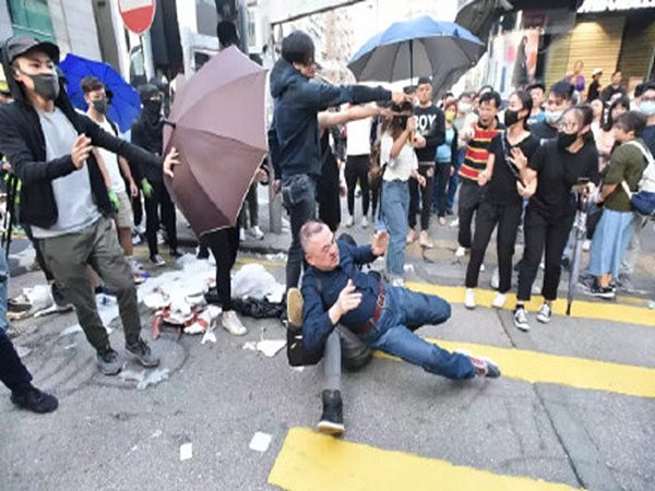日本留学生撤离香港 日媒斥激进示威者滥用私刑（组图） - 1
