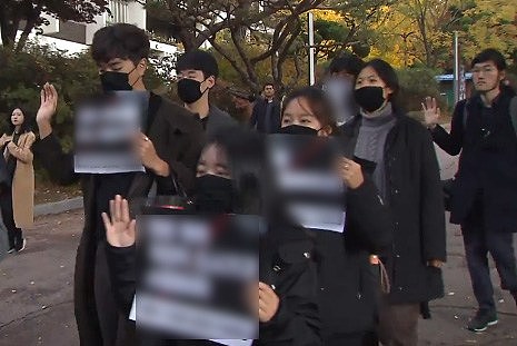 韩国大学现涉港标语 中国留学生们亮出这段视频（组图） - 1