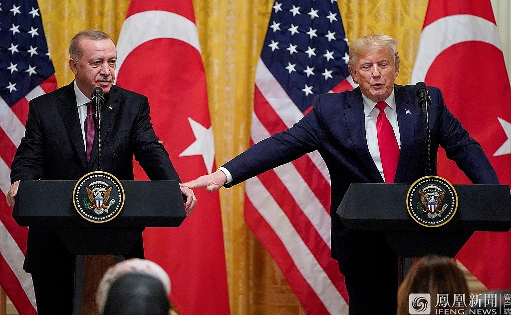 土耳其总统携夫人访问白宫 被特朗普夫妇挤出红毯（组图） - 2