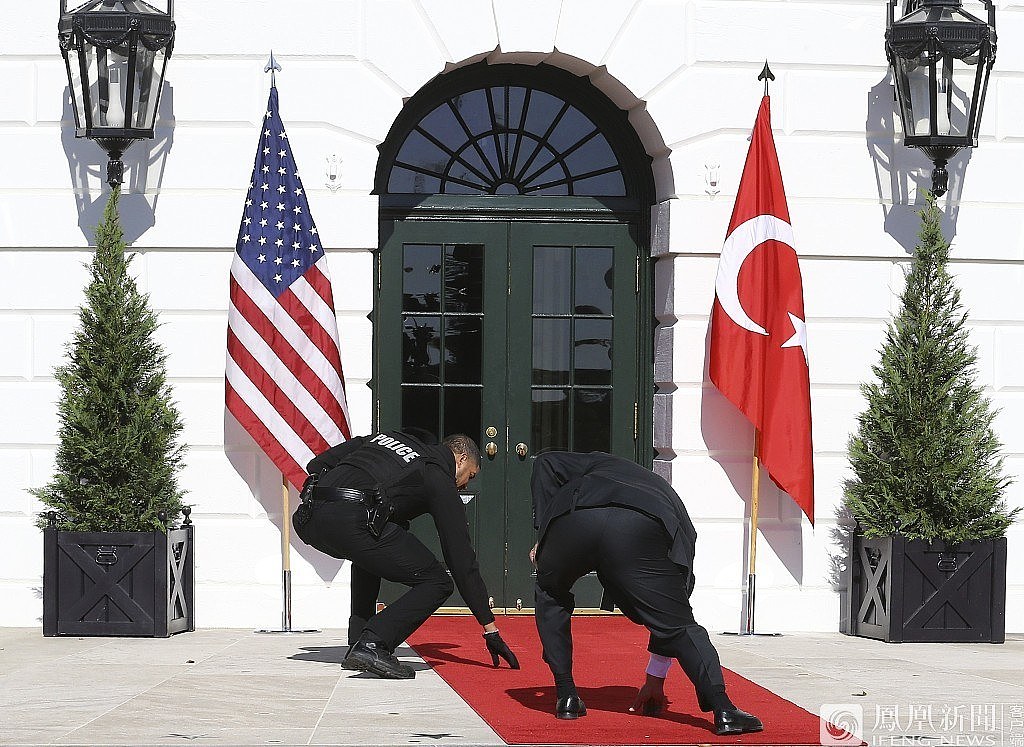 土耳其总统携夫人访问白宫 被特朗普夫妇挤出红毯（组图） - 5