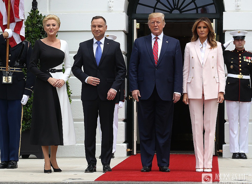 土耳其总统携夫人访问白宫 被特朗普夫妇挤出红毯（组图） - 6