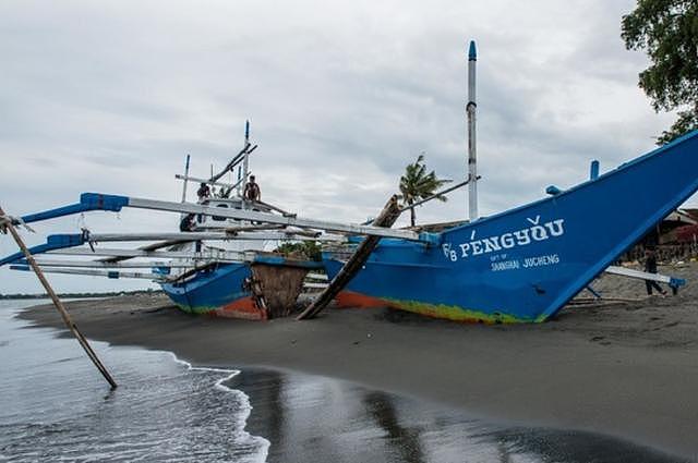 中国公司送菲律宾二手船被大浪撕碎，渔民没钱修：再给艘新的