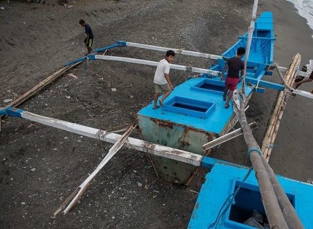 中国公司送菲律宾二手船被大浪撕碎，渔民没钱修：再给艘新的