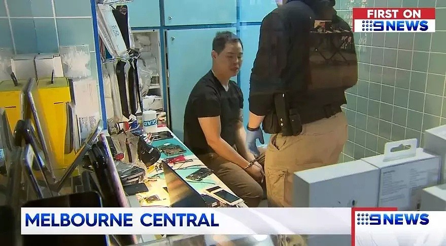 澳洲警方突袭CBD手机店，疑华人老板当场被抓！上百部手机被缴获，非偷即抢！（组图） - 9