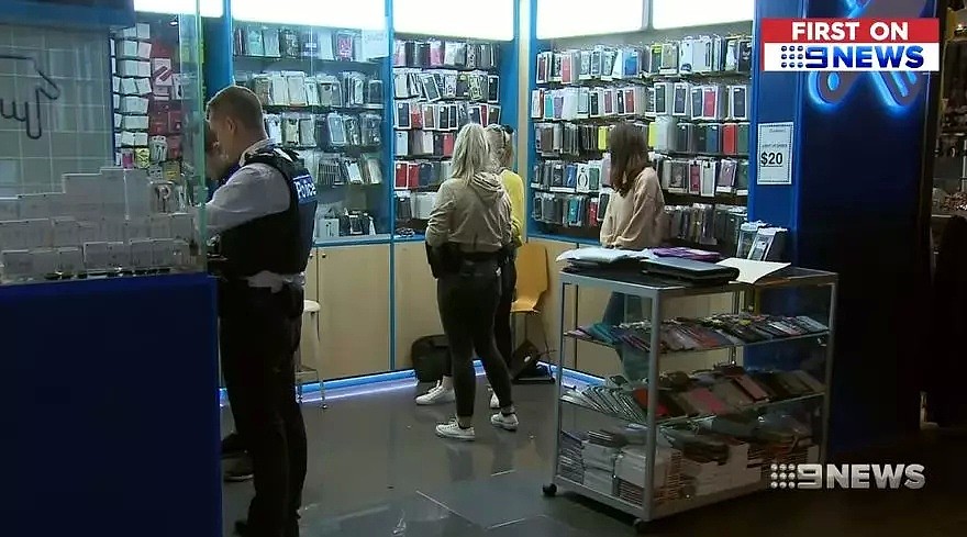 澳洲警方突袭CBD手机店，疑华人老板当场被抓！上百部手机被缴获，非偷即抢！（组图） - 19