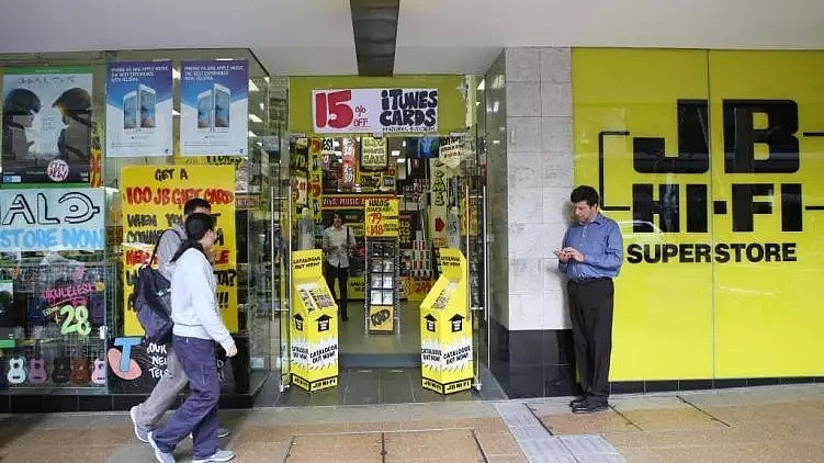 澳洲警方突袭CBD手机店，疑华人老板当场被抓！上百部手机被缴获，非偷即抢！（组图） - 45