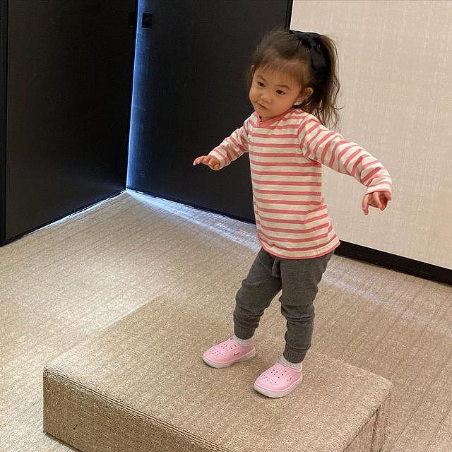 陈冠希晒女儿跳舞照，炫酷狂拽不输父亲，2岁就能赚钱养家