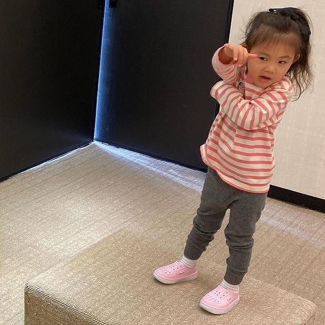 陈冠希晒女儿跳舞照，炫酷狂拽不输父亲，2岁就能赚钱养家