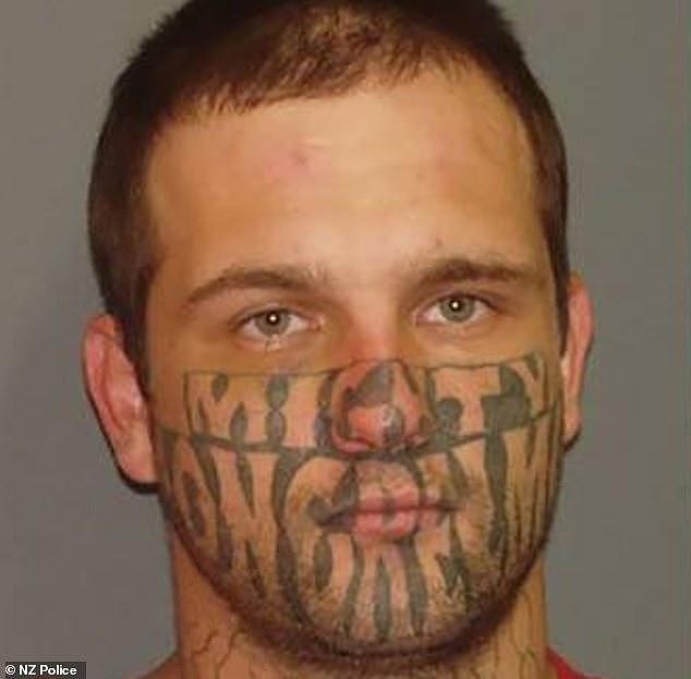 新西兰一名犯人火了：脸上纹身亮瞎眼，堪称警察好伙伴