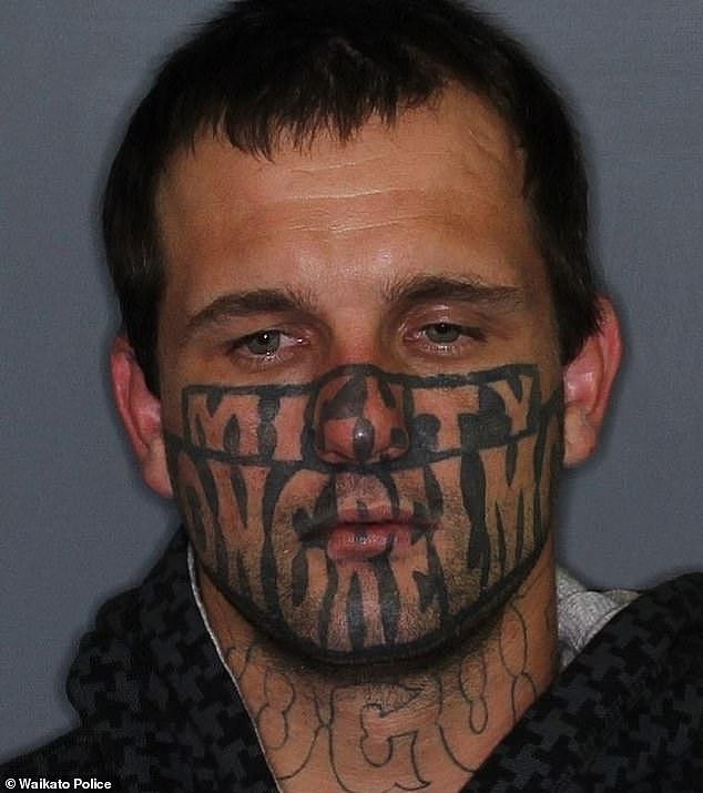 新西兰一名犯人火了：脸上纹身亮瞎眼，堪称警察好伙伴