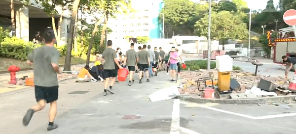 解放军驻港部队现身香港街头，暴乱数月来首次亮相，大律师：合情合理（视频/组图） - 2