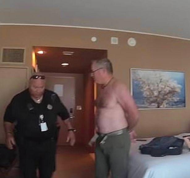 美联航机长在酒店房间内裸露身体被捕，已获赔200万，错在酒店