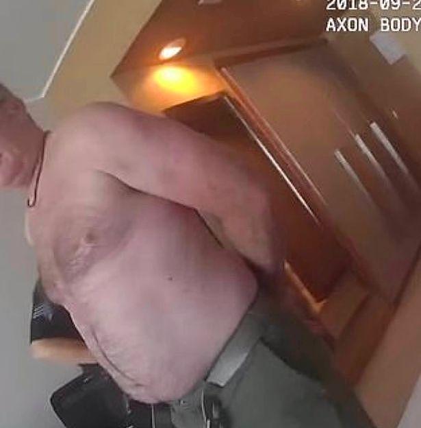 美联航机长在酒店房间内裸露身体被捕，已获赔200万，错在酒店