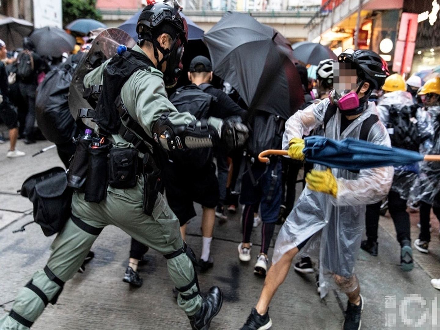 暴力升级警力不足 香港百名惩教员被改编特务警察（组图） - 2