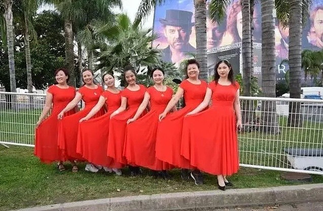 太可爱了！多伦多一群“中国大妈”顶风作案：穿红裙，游世界！（组图） - 4