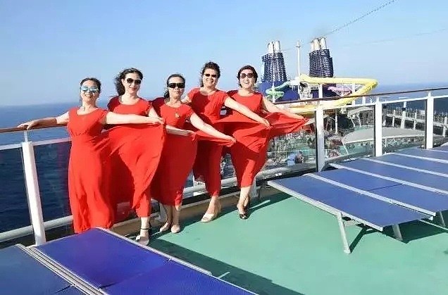 太可爱了！多伦多一群“中国大妈”顶风作案：穿红裙，游世界！（组图） - 5