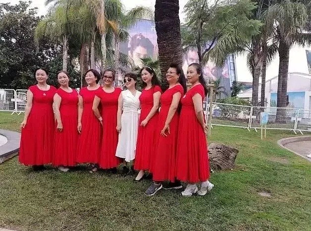 太可爱了！多伦多一群“中国大妈”顶风作案：穿红裙，游世界！（组图） - 6