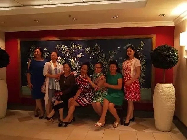 太可爱了！多伦多一群“中国大妈”顶风作案：穿红裙，游世界！（组图） - 7