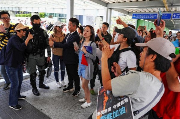 香港撑警群众政府总部集会 促政府尽快止暴制乱（图） - 2