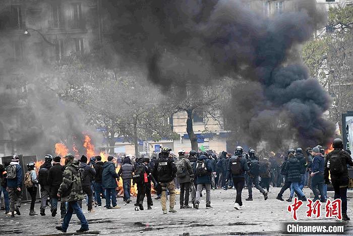 法国“黄马甲”运动一周年：暴力示威重现巴黎百余人被捕