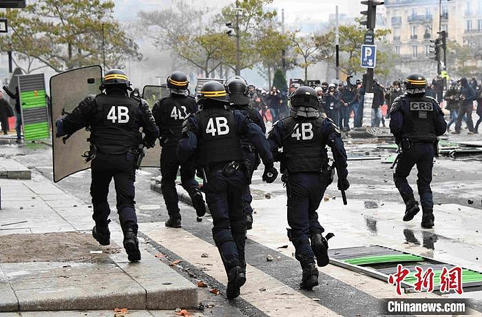 图为防暴警察在巴黎南部意大利广场驱散示威者。 李洋 摄