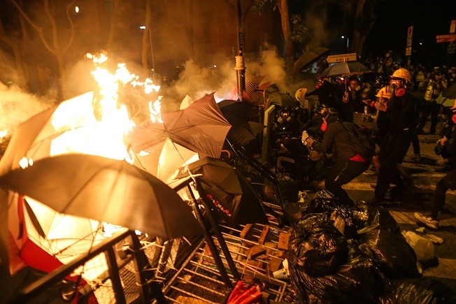 示威者16日晚在理工大学与港警对峙，双方不断以催泪弹和汽油弹互攻。 (欧新社)